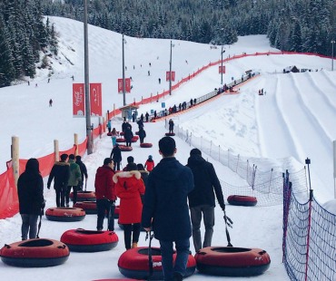 people walking to the coca cola tube runs people walking to the coca cola tube runs