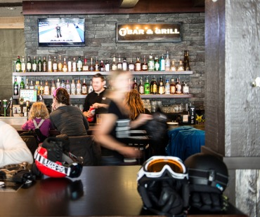 People enjoying Apres ski at T-Bar and Grill People enjoying Apres ski at T-Bar and Grill