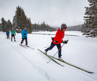people cross-country trail skiing at Mammoth people cross-country trail skiing at Mammoth