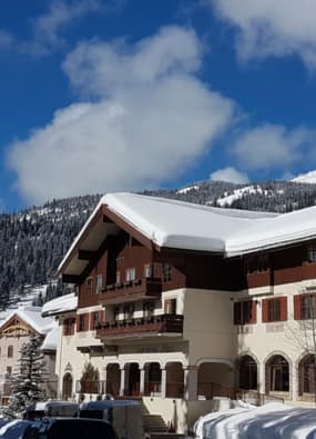 Exterior Sun Peaks Lodge in Winter